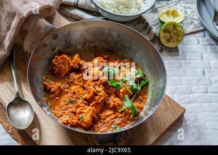 Parsi Fischpatia mit Reis - köstliches, aus der Parsi-Gemeinde in Bombay stammenden, feinen, frischen und leckeren, frischen und frischen Fisch Stockfoto