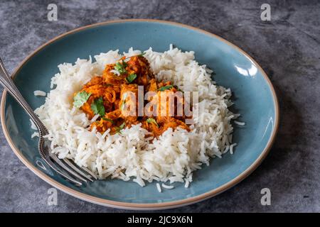 Parsi Fischpatia mit Reis - köstliches, aus der Parsi-Gemeinde in Bombay stammenden, feinen, frischen und leckeren, frischen und frischen Fisch Stockfoto