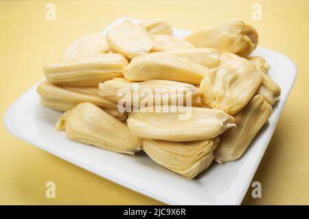 Draufsicht auf die Scheibe der Jackfruits in einer Schüssel auf dem Tisch. Stockfoto