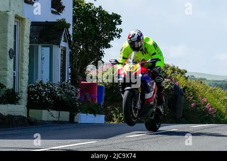 Douglas, Isle Of Man. 10.. Juni 2022. Ein Reisender gMarshall vor dem Monster Energy Supersport TT Race 2 auf der Isle of man, Douglas, Isle of man am 8. Juni 2022. Foto von David Horn. Quelle: Prime Media Images/Alamy Live News Stockfoto