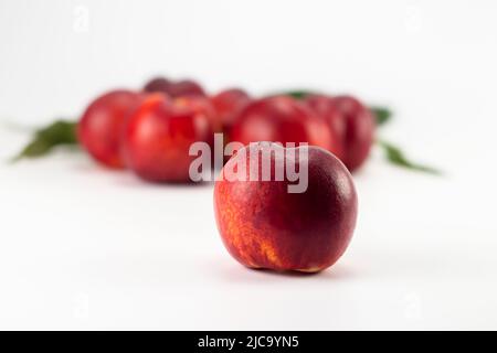 Nektarine Früchte isoliert auf hellem Hintergrund. Nahaufnahme. Selektiver Fokus. Stockfoto