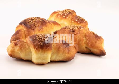 Nahaufnahme von hausgemachten Brötchen, gefüllt mit Käse, bestreut mit Sesam. Stockfoto