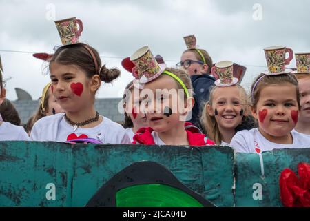 Strathaven, Schottland, Großbritannien. 11.. Juni 2022. Eine Szene aus der Teeparty des Mad Hatter, aus Alice im Wunderland von Lewis Carroll bei der Strathaven Gala, die nach einer zweijährigen Abwesenheit aufgrund der Covid-19-Pandemie zurückkehrt. Kredit: Skully/Alamy Live Nachrichten Stockfoto