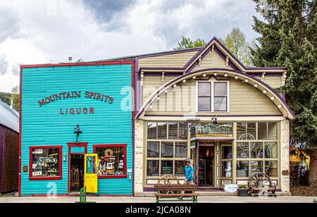 2021 06 05  Crested Butte CO USA-angrenzende historische Gebäude in einer alten Silberbergbaustadt, das zum Skigebiet wurde Crested Butte - Bright Turquoise Mountain Sp Stockfoto