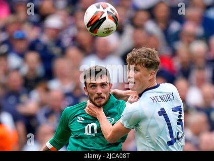 Der schottische Jack Hendry (rechts) und der irische Troy Parrott kämpfen während des Spiels der UEFA Nations League im Aviva Stadium, Dublin, um den Ball. Bilddatum: Samstag, 11. Juni 2022. Stockfoto