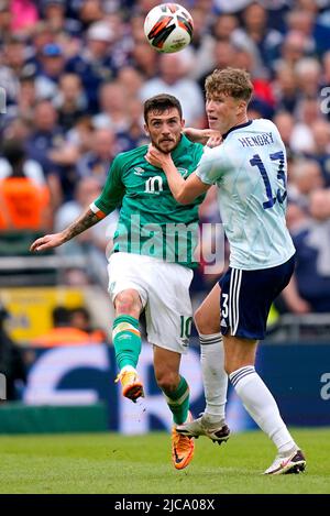 Der schottische Jack Hendry (rechts) und der irische Troy Parrott kämpfen während des Spiels der UEFA Nations League im Aviva Stadium, Dublin, um den Ball. Bilddatum: Samstag, 11. Juni 2022. Stockfoto