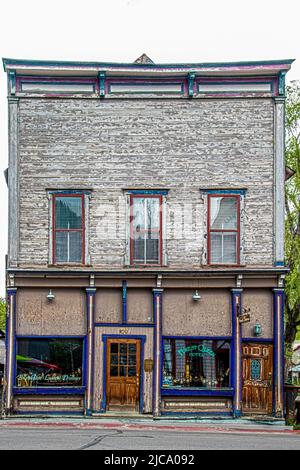 2021 06 05  Crested Butte CO USA-marode historische Gebäude in der alten Silberbergbaustadt, die zum Skigebiet wurde Crested Butte, die in blauem Schälchen grungy getrimmt ist Stockfoto