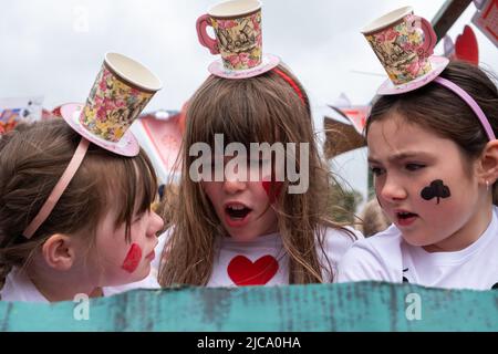 Strathaven, Schottland, Großbritannien. 11.. Juni 2022. Eine Szene aus der Teeparty des Mad Hatter, aus Alice im Wunderland von Lewis Carroll bei der Strathaven Gala, die nach einer zweijährigen Abwesenheit aufgrund der Covid-19-Pandemie zurückkehrt. Kredit: Skully/Alamy Live Nachrichten Stockfoto