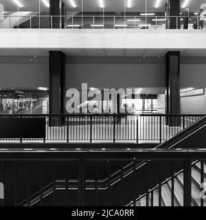 London, Großraum London, England, Juni 08 2022: Monochrom. Treppen und Etagen direkt im Eingang zur Tate Modern Art Gallery. Stockfoto