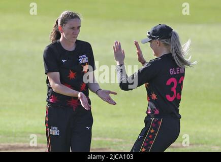 Emily Arlott von Central Sparks feiert das Bowling und die Abspielung von Maia Bouchier von Southern Vipers beim Finale des Charlotte Edwards Cup 2022 auf dem County Ground in Northampton. Bilddatum: Samstag, 11. Juni 2022. Stockfoto