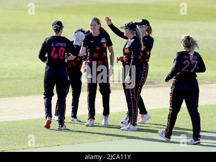 Emily Arlott von Central Sparks feiert das Bowling und die Abspielung von Maia Bouchier von Southern Vipers beim Finale des Charlotte Edwards Cup 2022 auf dem County Ground in Northampton. Bilddatum: Samstag, 11. Juni 2022. Stockfoto