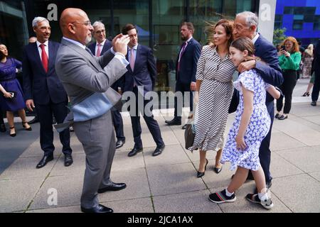 Der Bildungsminister Nadhim Zahawi fotografiert mit einigen Gästen den Präsidenten von Portugal, Marcelo Rebelo de Sousa, während eines Besuchs am Imperial College London, um einige portugiesische Mitarbeiter und Studenten von Imperial zu treffen und Wissenschaftslabore wie das Data Observatory und das Meereswellenbecken zu besuchen. Bilddatum: Samstag, 11. Juni 2022. Stockfoto