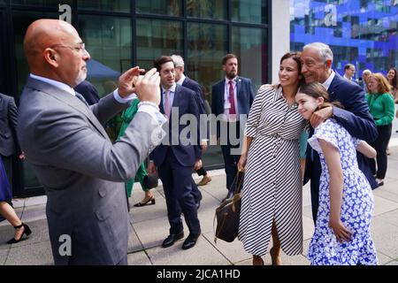 Der Bildungsminister Nadhim Zahawi und der Präsident Portugals Marcelo Rebelo de Sousa besuchten das Imperial College London, um dort einige portugiesische Mitarbeiter und Studenten von Imperial zu treffen und Wissenschaftslabors wie das Data Observatory und das Meereswellenbecken zu besuchen. Bilddatum: Samstag, 11. Juni 2022. Stockfoto