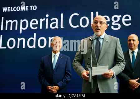 Bildungsminister Nadhim Zahawi hält eine Rede während eines Besuchs mit dem Präsidenten von Portugal Marcelo Rebelo de Sousa am Imperial College London, um einige portugiesische Mitarbeiter und Studenten von Imperial zu treffen und Wissenschaftslabore wie das Datenobservatorium und das Meereswellenbecken zu besuchen. Bilddatum: Samstag, 11. Juni 2022. Stockfoto