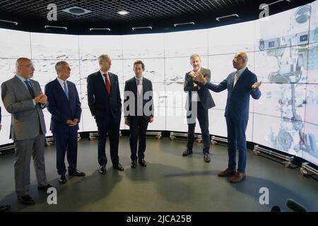 Der Bildungsminister Nadhim Zahawi (links) und der Präsident von Portugal Marcelo Rebelo de Sousa (zweite links) werden während eines Besuchs am Imperial College London um das Data Observatory gezeigt, um einige portugiesische Mitarbeiter und Studenten von Imperial zu treffen und Wissenschaftslabore zu besuchen. Bilddatum: Samstag, 11. Juni 2022. Stockfoto