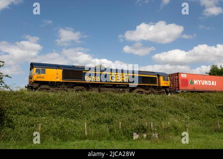 GBRf-Diesellokomotive der Baureihe 66 Nr. 66785 mit einem freightliner-Zug, Warwickshire, Großbritannien Stockfoto