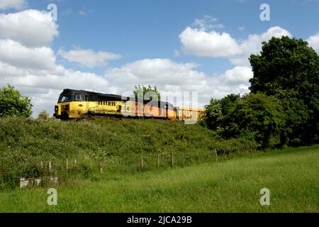 Colas Rail Klasse 70 Diesel Lok No. 70808 Ziehen eines Network Rail Zuges, Warwickshire, Großbritannien Stockfoto