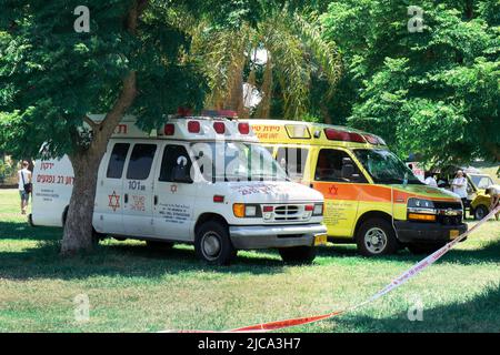 Tel Aviv Yafo, Israel - 10. Juni 2022.: Auto Ambulance Magen David Adom im Park während der Gay Pride Parade in Tel Aviv im Jahr 2022 Stockfoto