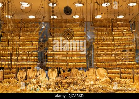 Goldschmuck zum Verkauf am Großen Basar, Istanbul, Türkei Stockfoto