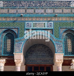 PANELES DE AZULEJOS EN LA PARED EXTERIOR DE LA CUPULA DE LA ROCA REALIZADOS EN EL S XVI - FOTO AÑOS 60. LAGE: MEZQUITA DE LA ROCA / OMAR. JERUSALEM. ISRAEL. Stockfoto