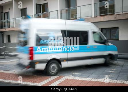 Der spanische Krankenwagen parkte vor dem Apartmentgebäude, zoomte. Stockfoto