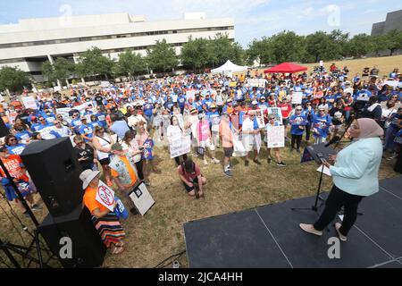 Raleigh, North Carolina, USA. 11.. Juni 2022. Hunderte kamen in der Halifax Mall in der Innenstadt von Raleigh, NC, zu der „March for Our Lives“, einer von Jugendlichen geführten Kundgebung, die nach den Schießereien der Parkland-Schule begann, die 2018 Demonstranten mit Waffengewalt rund um den Globus mobilisierten. Die Märsche dieses Wochenendes kommen, da die Waffengesetzgebung mit mehr als 450 geplanten Schwesternmärschen in mindestens 45 Staaten und auf der ganzen Welt neuen Schwung gewinnt. (Bild: © Bob Karp/ZUMA Press Wire) Stockfoto