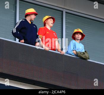 Cardiff City Stadium, Cardiff, Großbritannien. 11.. Juni 2022. Fußball der UEFA Nations League, Wales gegen Belgien; walisische Fans beobachten, wie die Spieler im Cardiff City Stadium ankommen.Credit: Action Plus Sports/Alamy Live News Stockfoto