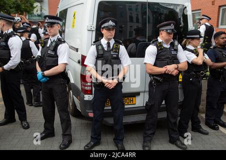 London, Großbritannien. 11.. Juni 2022. Polizei während einer Einreisedurchsuchung in Evan Cook Close, Queens Road Peckham. Kredit: Thabo Jaiyesimi/Alamy Live Nachrichten Stockfoto