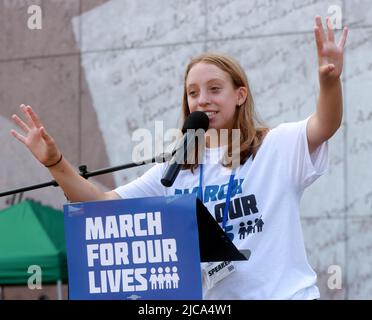 Raleigh, North Carolina, USA. 11.. Juni 2022. Die Organisatorin LAURA MCDOW spricht mit Hunderten von Personen, die im Halifax Mall in der Innenstadt von Raleigh, NC, für die „March for Our Lives“, eine von Jugendlichen geführte Kundgebung, die nach den Schießereien an der Parkland-Schule begann, die 2018 Demonstranten mit Waffengewalt rund um den Globus mobilisierten. Die Märsche dieses Wochenendes kommen, da die Waffengesetzgebung mit mehr als 450 geplanten Schwesternmärschen in mindestens 45 Staaten und auf der ganzen Welt neuen Schwung gewinnt. (Bild: © Bob Karp/ZUMA Press Wire) Stockfoto