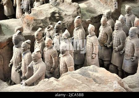 Die Terrakotta-Armee ist eine Reihe von Statuen, die im Mausoleum des ersten Qin-Imperators in der Stadt Xi'an in China aufgestellt sind. Stockfoto