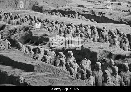 Die Terrakotta-Armee ist eine Reihe von Statuen, die im Mausoleum des ersten Qin-Imperators in der Stadt Xi'an in China aufgestellt sind. Stockfoto