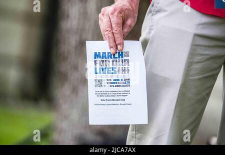 München, Bayern, Deutschland. 11.. Juni 2022. Vier Jahre nach den Demonstrationen des vergangenen Marsches für unser Leben für die Gesetzgebung zur Waffenkontrolle in den Vereinigten Staaten und nach den Massakern von Uvalde und Buffalo versammelten sich Mitglieder der Demokraten im Ausland in München, Deutschland reagierte auf den Aufruf, Maßnahmen zur Beendigung der „Waffengewalt-Epidemie“ zu fordern, da das Tempo der Massenerschießungen im Jahr 2022 auf dem richtigen Weg ist, das von 2021 zu erreichen oder zu übertreffen. März für unser Leben 2022 hat über 300 offizielle Demos mit der zentralen Botschaft für den Kongress: '''˜Du tötest uns mit Deiner Untätigkeit'. Im Juni 5. gab es 246 Massenerschießungen in t Stockfoto