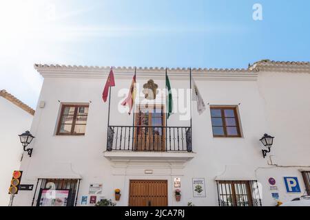 Cádiz, Spanien - 1. Mai 2022: Rathaus von Zahara de la Sierra in der Sierra de Grazalema (Grazalema-Gebirge), einem der Dörfer der Route der Weißen Stockfoto