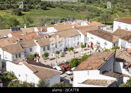 Luftaufnahme des Dorfes Zahara de la Sierra in Cádiz, Andalusien, Spanien. Route Pueblos Blancos de Cadiz (Route der weißen Dörfer von Cadz) Stockfoto