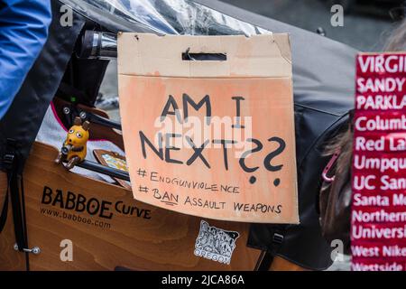 München, Bayern, Deutschland. 11.. Juni 2022. Vier Jahre nach den Demonstrationen des vergangenen Marsches für unser Leben für die Gesetzgebung zur Waffenkontrolle in den Vereinigten Staaten und nach den Massakern von Uvalde und Buffalo versammelten sich Mitglieder der Demokraten im Ausland in München, Deutschland reagierte auf den Aufruf, Maßnahmen zur Beendigung der „Waffengewalt-Epidemie“ zu fordern, da das Tempo der Massenerschießungen im Jahr 2022 auf dem richtigen Weg ist, das von 2021 zu erreichen oder zu übertreffen. März für unser Leben 2022 hat über 300 offizielle Demos mit der zentralen Botschaft für den Kongress: '''˜Du tötest uns mit Deiner Untätigkeit'. Im Juni 5. gab es 246 Massenerschießungen in t Stockfoto