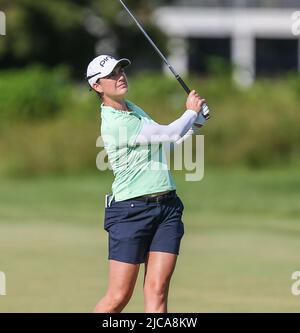 Galloway, NJ, USA. 11.. Juni 2022. Caroline Masson aus Deutschland sieht ihren zweiten Schuss auf das 10.-Loch während der zweiten Runde des Shoprite LPGA Classic im Seaview Golf Club in Galloway, NJ. Mike Langish/Cal Sport Media. Kredit: csm/Alamy Live Nachrichten Stockfoto