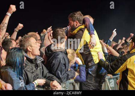 Crowdsurfers beim Bloodstock Festival, Catton Park Derbyshire, Großbritannien. 10 August 2019 Stockfoto