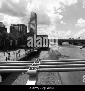 London, Großraum London, England, Juni 08 2022: Monochrom. Am Südufer der Themse mit Strand und hinter der Blackfriars-Brücke. Stockfoto