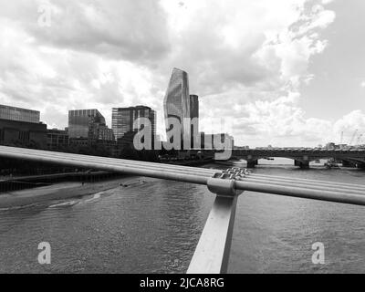 London, Großraum London, England, Juni 08 2022: Monochrom. Am Südufer der Themse mit Strand und hinter der Blackfriars-Brücke. Stockfoto
