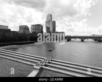 London, Großraum London, England, Juni 08 2022: Monochrom. Am Südufer der Themse mit Strand und hinter der Blackfriars-Brücke. Stockfoto