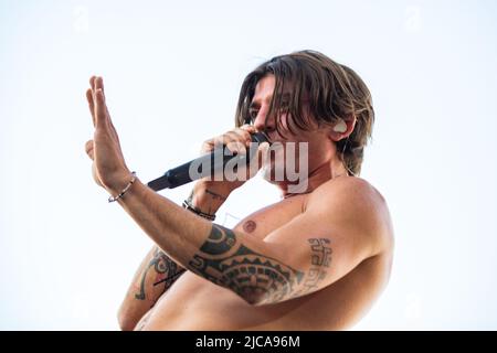 11/06/2022 - der italienische Rapper RKOMI spielt live auf den I-Days 2022 in Mailand, Italien vor IMAGINE DRAGONS Stockfoto