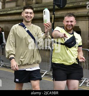 Manchester, Großbritannien. 11. Juni 2022. Rund 80.000 Musikfans besuchen das Parklife Festival, Heaton Park, Manchester, England, Großbritannien, Für die zweitägige Veranstaltung. Fans auf dem Weg vom Stadtzentrum mit Bus oder Straßenbahn. Keine Informationen darüber, welche Flüssigkeit sich in der Flasche befindet. Die Eintrittskarten für zwei Tage, die jetzt ausverkauft sind, betrugen 137 Pfund. Kredit: Terry Waller/Alamy Live News Stockfoto