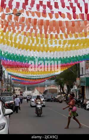 Ipira, bahia, brasilien - 10. juni 2022: Dekorative Banner für die Sao Joao Party auf einer Straße in der Stadt Ipira. Stockfoto