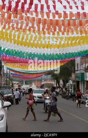 Ipira, bahia, brasilien - 10. juni 2022: Dekorative Banner für die Sao Joao Party auf einer Straße in der Stadt Ipira. Stockfoto