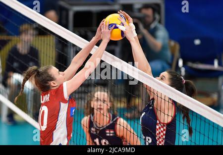 Zlin, Tschechische Republik. 11.. Juni 2022. L-R Katerina Valkova (Tschechisch) und Bozana Butigan (Kroatien) im Einsatz während der CEV Volleyball European Golden League 2022, Tschechische Republik gegen Kroatien, am 11. Juni 2022 in Zlin, Tschechische Republik. Kredit: Dalibor Gluck/CTK Foto/Alamy Live Nachrichten Stockfoto