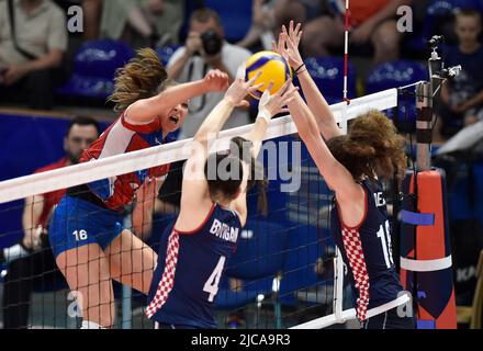 Zlin, Tschechische Republik. 11.. Juni 2022. L-R Michaela Mlejnkova (Tschechisch), Bozana Butigan und Lea Deak (beide Kroatien) im Einsatz während der CEV Volleyball European Golden League 2022, Tschechische Republik gegen Kroatien, am 11. Juni 2022 in Zlin, Tschechische Republik. Kredit: Dalibor Gluck/CTK Foto/Alamy Live Nachrichten Stockfoto