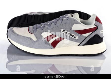 Neue Reebok Gl1000 Multicolor Chalk Classic Burgundy Core Schwarz Laufschuhe isoliert auf Weiß. Das Foto wurde am 10. Juni 2022 in Spanien aufgenommen. Stockfoto