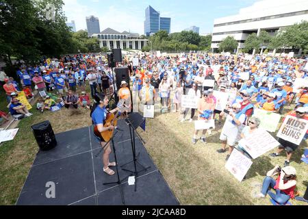 Raleigh, North Carolina, USA. 11.. Juni 2022. Hunderte kamen in der Halifax Mall in der Innenstadt von Raleigh, NC, zu der „March for Our Lives“, einer von Jugendlichen geführten Kundgebung, die nach den Schießereien der Parkland-Schule begann, die 2018 Demonstranten mit Waffengewalt rund um den Globus mobilisierten. Die Märsche dieses Wochenendes kommen, da die Waffengesetzgebung mit mehr als 450 geplanten Schwesternmärschen in mindestens 45 Staaten und auf der ganzen Welt neuen Schwung gewinnt. (Bild: © Bob Karp/ZUMA Press Wire) Stockfoto