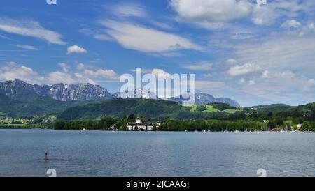 Schloss Ort mit alpinem Hintergrund in Österreich Stockfoto