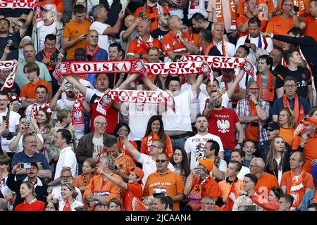 ROTTERDAM - Fans der Niederlande und Polens beim Spiel der UEFA Nations League zwischen den Niederlanden und Polen im Feyenoord-Stadion am 11. Juni 2022 in Rotterdam, Niederlande. ANP MAURICE VAN STEEN Stockfoto